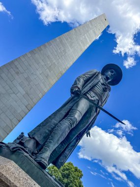 Bunker Hill Anıtı, Boston, Charlestown 'da bulunan 650 metrelik granit dikilitaş Bunker Hill Muharebesi anısına dikilmiştir. 1825-1843 yılları arasında Quincy granit ile dikilmiş, 294 basamağı ve Dr. Joseph Warren 'ın heykeli olan bir sergi salonu var..