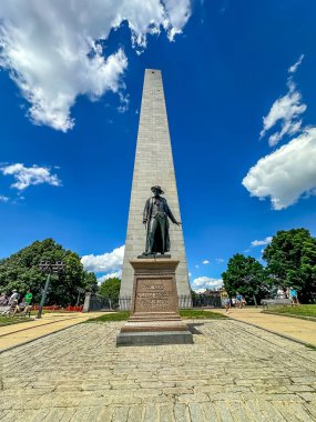 Bunker Hill Anıtı, Boston, Charlestown 'da bulunan 650 metrelik granit dikilitaş Bunker Hill Muharebesi anısına dikilmiştir. 1825-1843 yılları arasında Quincy granit ile dikilmiş, 294 basamağı ve Dr. Joseph Warren 'ın heykeli olan bir sergi salonu var..