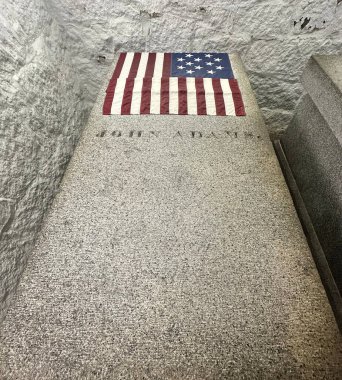 2. ABD Başkanı John Adams 'ın Quincy, MA' daki Birleşik Bölge Kilisesi 'ndeki mezarında John Adams, John Quincy Adams ve eşlerinin mezarları bulunmaktadır..