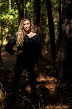 Muhteşem bir sarışın model açık havada sonbahar havasının tadını çıkarıyor.