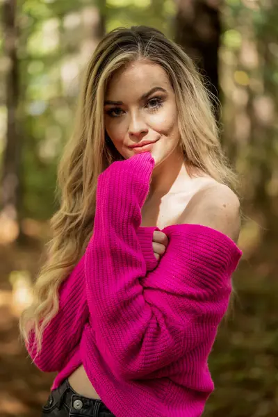 Muhteşem bir sarışın model açık havada sonbahar havasının tadını çıkarıyor.