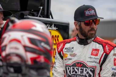 Martin Truex Jr, Newton, IA, ABD 'de etanol ile desteklenen Iowa Corn 350 için elemelerin başlamasını bekliyor.
