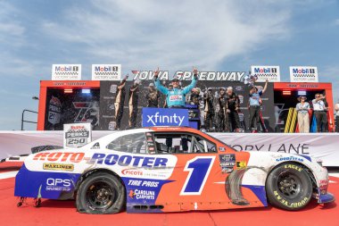 Sam Mayer, Newton, IA, ABD 'deki HyVee Perks 250 dalında kazandığı zaferi kutluyor.