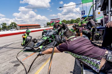 Arrecifes, Arrecifes, Arjantin 'den AGUSTIN HUGO CANAPINO (78), Lexington' daki Honda Indy 200 'de servis için çukurdan aşağı iniyor..
