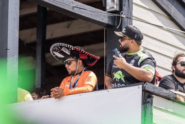 Taraftarlar en sevdikleri sürücülerin Honda Indy 200 'deki Orta Ohio Spor Araba Pisti' nde yarışmalarını izliyorlar. Lexington 'ın kalbindeki yüksek hız ve beceriyi gösteren heyecan verici bir olay..