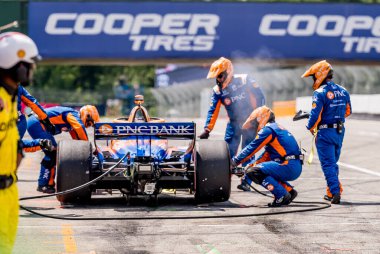 Auckland, Yeni Zelanda 'dan SCOTT DIXON (9), Lexington, OH' daki Orta Ohio Spor Araba Kursunda motor arızası nedeniyle Honda Indy 200 'den erken çıktıktan sonra pit yolundan geliyor..