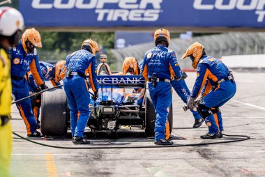 Auckland, Yeni Zelanda 'dan SCOTT DIXON (9), Lexington, OH' daki Orta Ohio Spor Araba Kursunda motor arızası nedeniyle Honda Indy 200 'den erken çıktıktan sonra pit yolundan geliyor..