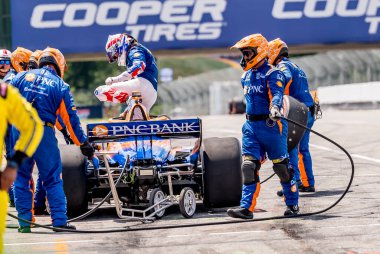 Auckland, Yeni Zelanda 'dan SCOTT DIXON (9), Lexington, OH' daki Orta Ohio Spor Araba Kursunda motor arızası nedeniyle Honda Indy 200 'den erken çıktıktan sonra pit yolundan geliyor..