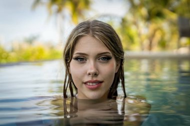 Genç bikini modeli sıcak güneşte lüks, serin havuz, Yucatan Meksika tatili.