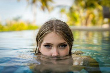 Genç bikini modeli sıcak güneşte lüks, serin havuz, Yucatan Meksika tatili.
