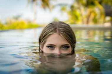 Genç bikini modeli sıcak güneşte lüks, serin havuz, Yucatan Meksika tatili.