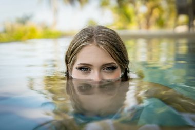 Genç bikini modeli sıcak güneşte lüks, serin havuz, Yucatan Meksika tatili.