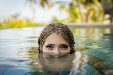 Genç bikini modeli sıcak güneşte lüks, serin havuz, Yucatan Meksika tatili.