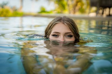 Genç bikini modeli sıcak güneşte lüks, serin havuz, Yucatan Meksika tatili.