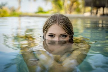 Genç bikini modeli sıcak güneşte lüks, serin havuz, Yucatan Meksika tatili.