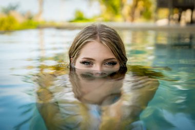 Genç bikini modeli sıcak güneşte lüks, serin havuz, Yucatan Meksika tatili.