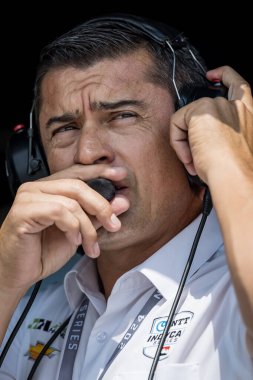 NTT INDYCAR SERİES takım sahibi RICARDO JUNCOS, takımlarının Newton, IA 'daki Iowa Speedway' de Hy-Vee Homefront 250 için hazırlanmasını izliyor..