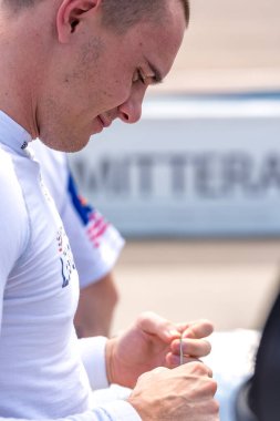 Stockholm, İsveç 'ten LINUS LUNDQVIST (R) (8), Newton, IA' daki Iowa Speedway 'de Hy-Vee Homefront 250 yarışına katılmaya hazırlanıyor..