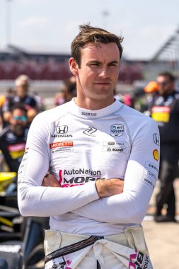 Jüpiter, Florida 'dan KYLE KIRKWOOD (27), Newton, IA' daki Iowa Speedway 'de Hy-Vee Homefront 250 yarışına katılmaya hazırlanıyor..