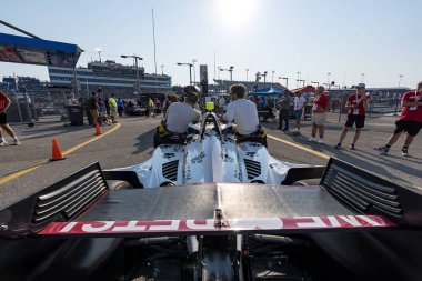 AJ Foyt Racing ekibi yarış arabalarını Newton IA 'daki Iowa Speedway' de Hy-Vee Homefront 250 için hazırlayın..