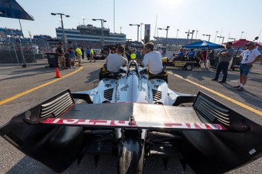 AJ Foyt Racing ekibi yarış arabalarını Newton IA 'daki Iowa Speedway' de Hy-Vee Homefront 250 için hazırlayın..