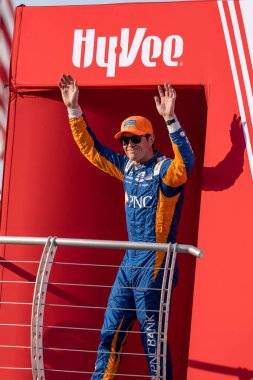 Auckland, Yeni Zelanda 'dan SCOTT DIXON (9), Newton, IA' daki Iowa Speedway 'de Hy-Vee Homefront 250' den önce hayranlara tanıtıldı..