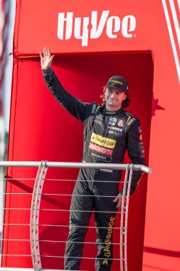 Valencia, Kaliforniya 'dan COLTON HERTA (26) hayranlarına Newton, IA' daki Iowa Speedway 'de Hy-Vee Homefront 250' den önce tanıtıldı..