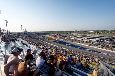 Taraftarlar en sevdikleri sürücülerin Hy-Vee Homefront 250 'de Iowa Speedway' de yarışmasını izliyorlar. Newton, IA 'nın kalbinde yüksek hızlı eylem ve becerinin sergilendiği heyecan verici bir olay..