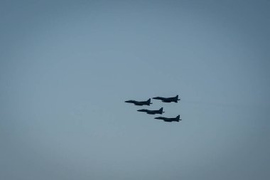 Bir grup askeri uçak, ulusal marştan hemen sonra Iowa Yarış Pisti 'nin üzerinde heyecan verici bir uçuş gerçekleştirerek Hy-Vee Homefront 250' nin vatanseverlik gösterisiyle başlamasını kutluyorlar..