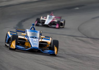 NTT INDYCAR SERIES sürücüsü, KYFFIN SIMPSON (R) (4) Bridgetown, Barbados, Newton, IA Iowa Speedway 'de Hy-Vee Homefront 250 sırasında virajlarda yarışır..