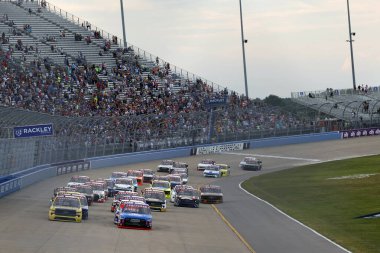 Grant Enfinger, Lübnan, TN, ABD 'deki Rackley Roofing 200 için yarışıyor.