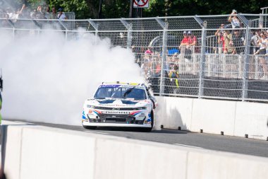 NASCAR Xfinity Serisi sürücüsü Shane van Gisbergen Chicago, IL, ABD 'deki The Loop 110 için zaferini kutluyor.