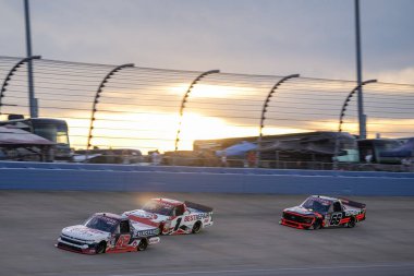 NASCAR Craftsman Truck Serisi sürücüsü Matt Mills Lübnan, TN, ABD 'de Rackley Roofing 200 için yarışıyor.