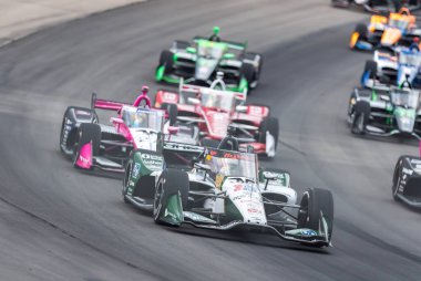 New Albany, Ohio 'dan NTT INDYCAR SERIES sürücüsü, GRAM RAHAL (15), Newton, IA' daki Iowa Speedway 'de Hy-Vee One Step 250 sırasında virajlardan geçer..