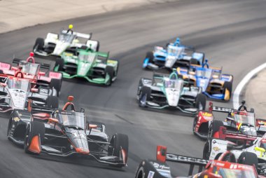 NTT INDYCAR SERIES sürücüsü, Woodbury, Connecticut 'tan SANTINO FERRUCCI (14), Newton, IA' daki Iowa Speedway 'de Hy-Vee One Step 250 sırasında virajlarda yarışır..