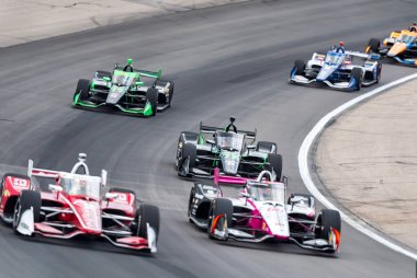 NTT INDYCAR SERİS sürücüsü, Arrecifes 'in AGUSTIN HUGO CANAPINO (78), Arjantin, Newton, IA' daki Iowa Speedway 'de Hy-Vee One Step 250 sırasında virajlarda yarışır..