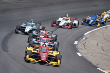NTT INDYCAR SERIES (10) Barcelona, İspanya 'dan ALEX PALOU (10), Newton, IA' daki Iowa Speedway 'de Hy-Vee One Step 250 sırasında virajlarda yarışır..