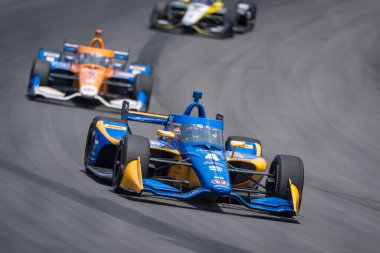 NTT INDYCAR SERIES sürücüsü, KYFFIN SIMPSON (R) (4) Bridgetown, Barbados, Newton, IA 'daki Iowa Speedway' de Hy-Vee One Step 250 sırasında virajlarda yarışır..