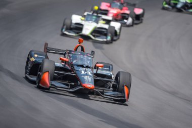 NTT INDYCAR SERIES sürücüsü, Woodbury, Connecticut 'tan SANTINO FERRUCCI (14), Newton, IA' daki Iowa Speedway 'de Hy-Vee One Step 250 sırasında virajlarda yarışır..