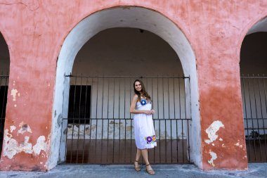 Göz kamaştırıcı genç bir gezgin Meksika 'nın canlı caddeleri Telchec' i keşfediyor, renkli mimari ve nefes kesici manzaranın tadını çıkarıyor, unutulmaz pozlar yakalıyor..