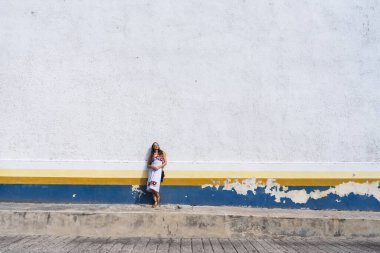 Göz kamaştırıcı genç bir gezgin Meksika 'nın canlı caddeleri Telchec' i keşfediyor, renkli mimari ve nefes kesici manzaranın tadını çıkarıyor, unutulmaz pozlar yakalıyor..
