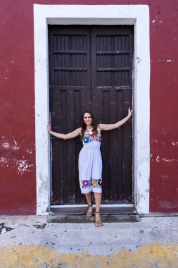 Göz kamaştırıcı genç bir gezgin Meksika 'nın canlı caddeleri Telchec' i keşfediyor, renkli mimari ve nefes kesici manzaranın tadını çıkarıyor, unutulmaz pozlar yakalıyor..