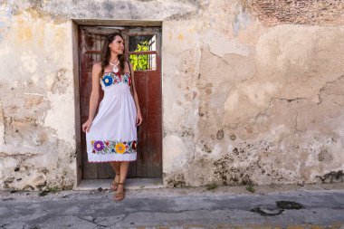 Göz kamaştırıcı genç bir gezgin Meksika 'nın canlı caddeleri Telchec' i keşfediyor, renkli mimari ve nefes kesici manzaranın tadını çıkarıyor, unutulmaz pozlar yakalıyor..