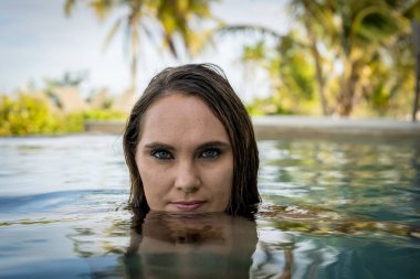 Genç bikini modeli sıcak güneşte lüks, serin havuz, Yucatan Meksika tatili.