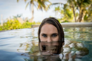 Genç bikini modeli sıcak güneşte lüks, serin havuz, Yucatan Meksika tatili.