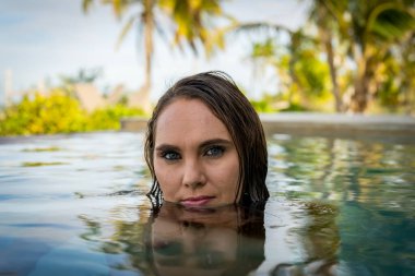 Genç bikini modeli sıcak güneşte lüks, serin havuz, Yucatan Meksika tatili.