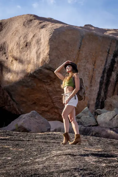 Muhteşem bir esmer model, sonbahar havasının tadını çıkarırken dışarıda poz veriyor.