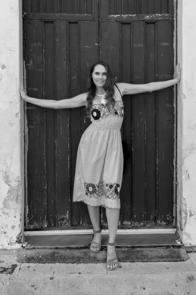 Göz kamaştırıcı genç bir gezgin Meksika 'nın canlı caddeleri Telchec' i keşfediyor, renkli mimari ve nefes kesici manzaranın tadını çıkarıyor, unutulmaz pozlar yakalıyor..