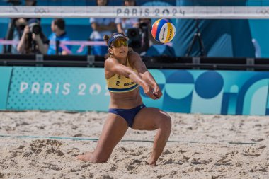 BARBARA SEIXAS de FREITAS (BRA) (2), Fransa 'nın başkenti Paris' te düzenlenen 2024 Paris Yaz Olimpiyatları sırasında Stade Tour Eiffel Stadyumu 'nda oynanan Pool E Kadınlar Sahil Voleybolu ön safhasında Japonya Takımı' na (JPN) karşı top oynuyor..