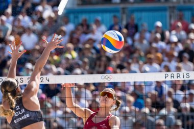 Letonya 'nın Blocker TINA GRAUDINA (LAT) (1) ve Letonya' nın Defender ANASTASIJA SAMOILOVA (LAT) (2) 2024 Paris Turu sırasında Stade Eiffel Stadyumu 'nda oynanan ön safha - Pool D Women' s Beach Voleybol karşılaşması sırasında İsviçre ile yarışıyor.